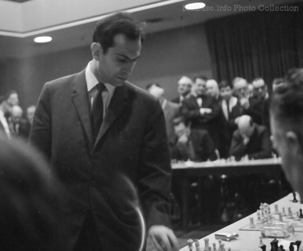 Mikhail Tal giving a simul in London, 9 January 1964