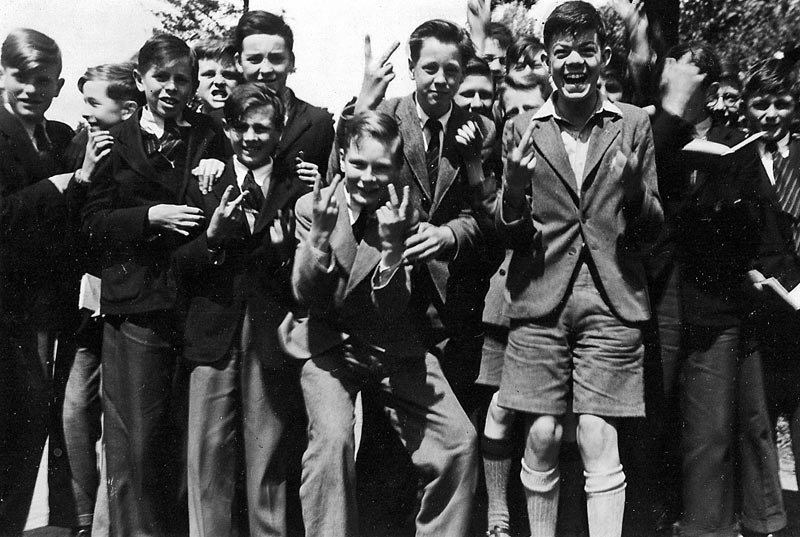 Junior School 1st year - spring 1955. Left to right: ?, Bowen, Cocking, ?, ?, Mick Welch, A R Williams (V sign), C D Leech, B M Williams, G E Wingrove, R King (V sign), ?, ?, Jim Johnson.