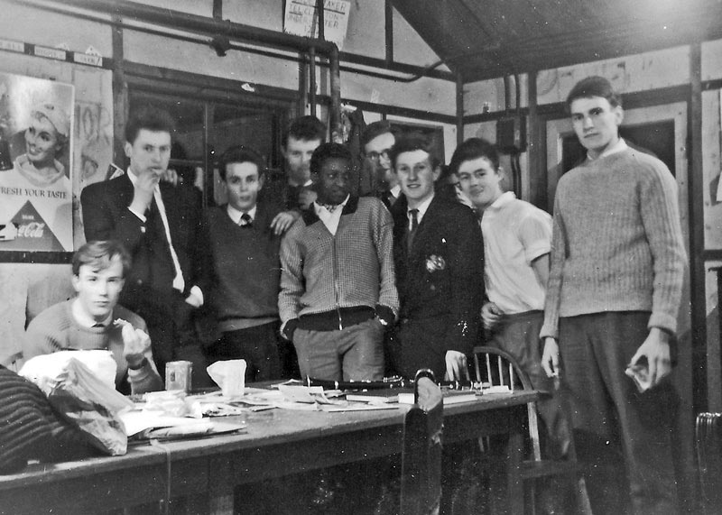 Tylers Wood Senior common room with visitors, 1960. Left to right: Mark Forrester, Hume?, Palmer (Uplyme?), Goose Walker,